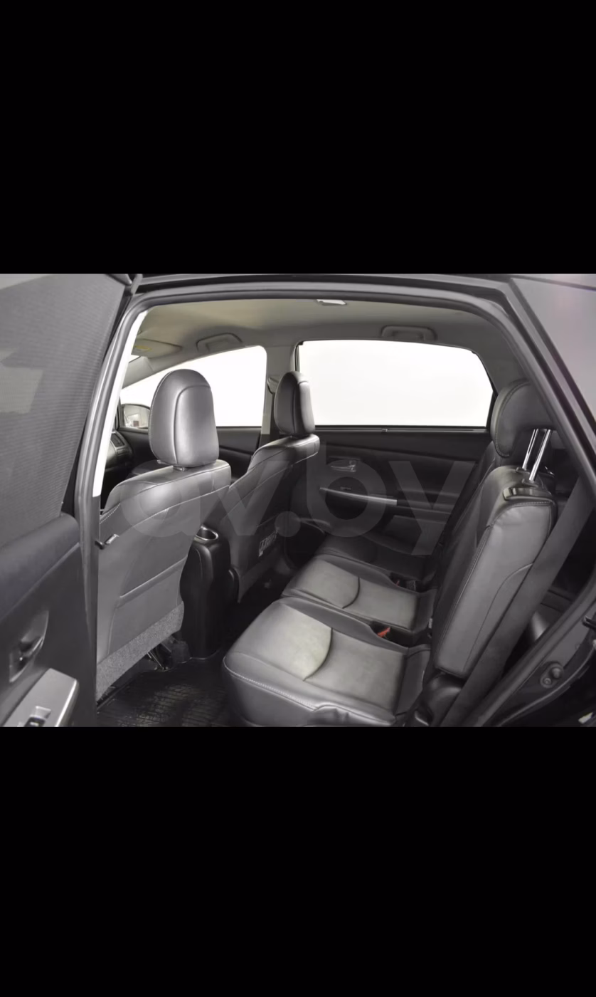 Toyota Prius V(+) фото 10