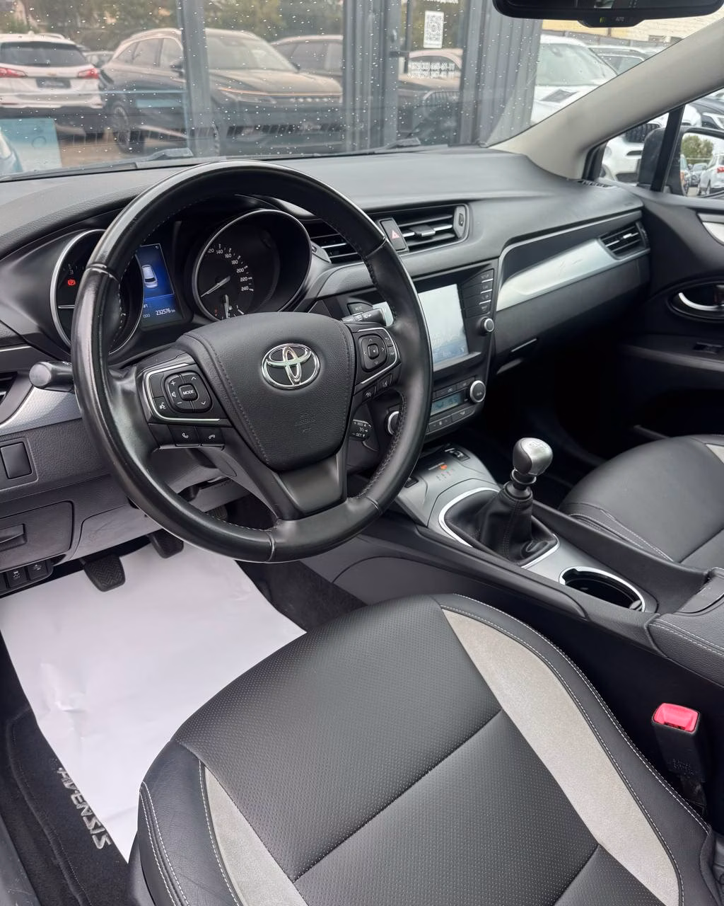 Toyota Avensis фото 8
