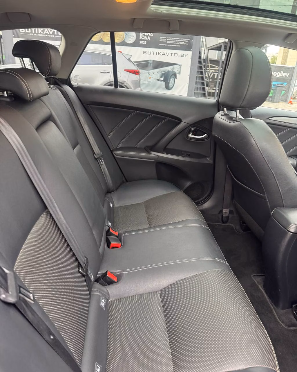 Toyota Avensis фото 13