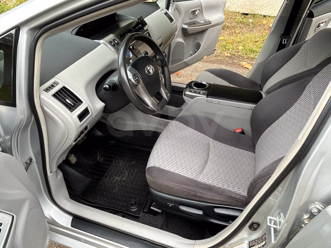 Toyota Prius V(+) фото 12