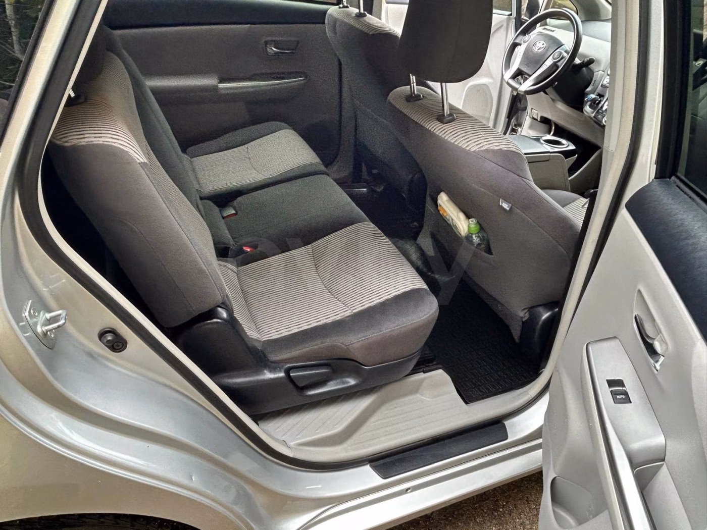 Toyota Prius V(+) фото 13
