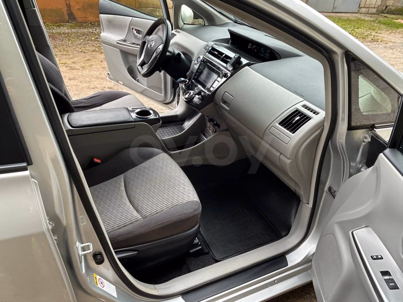 Toyota Prius V(+) фото 14