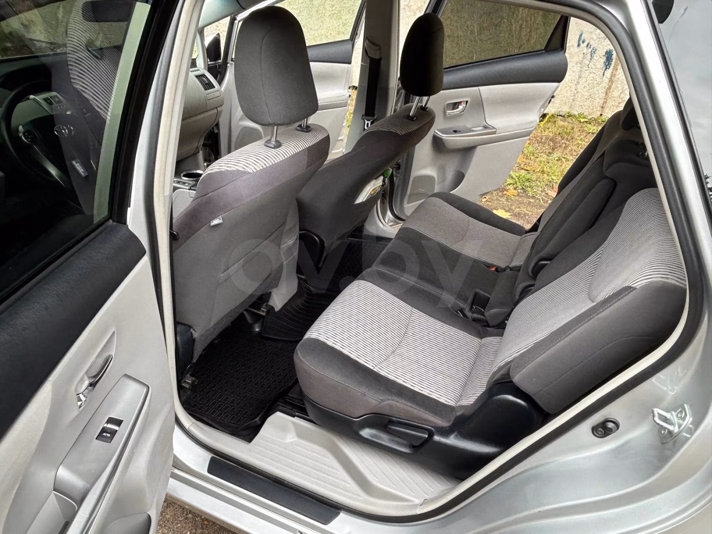 Toyota Prius V(+) фото 15