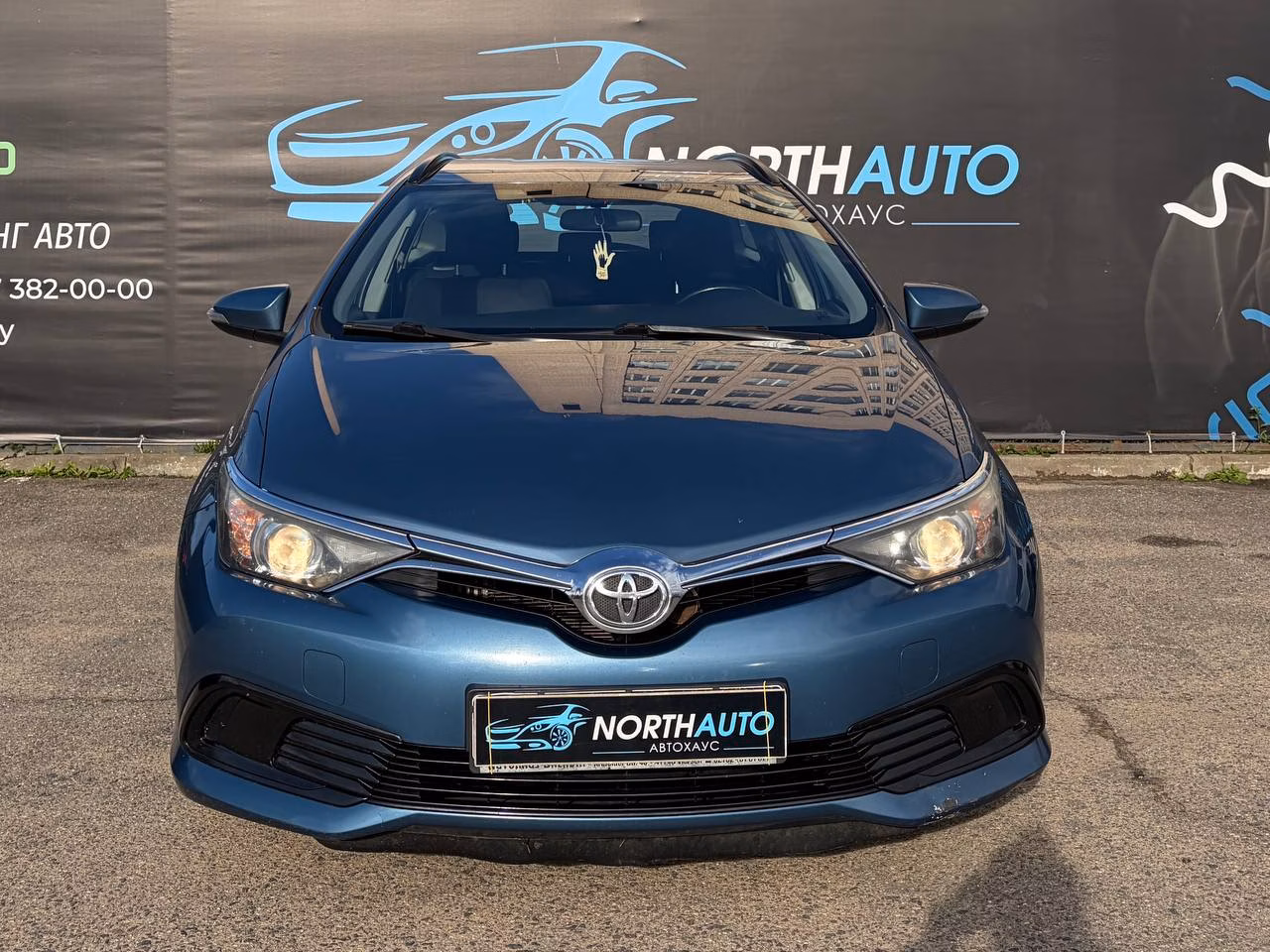 Toyota Auris фото 2