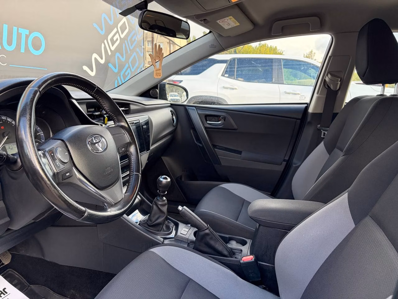 Toyota Auris фото 7