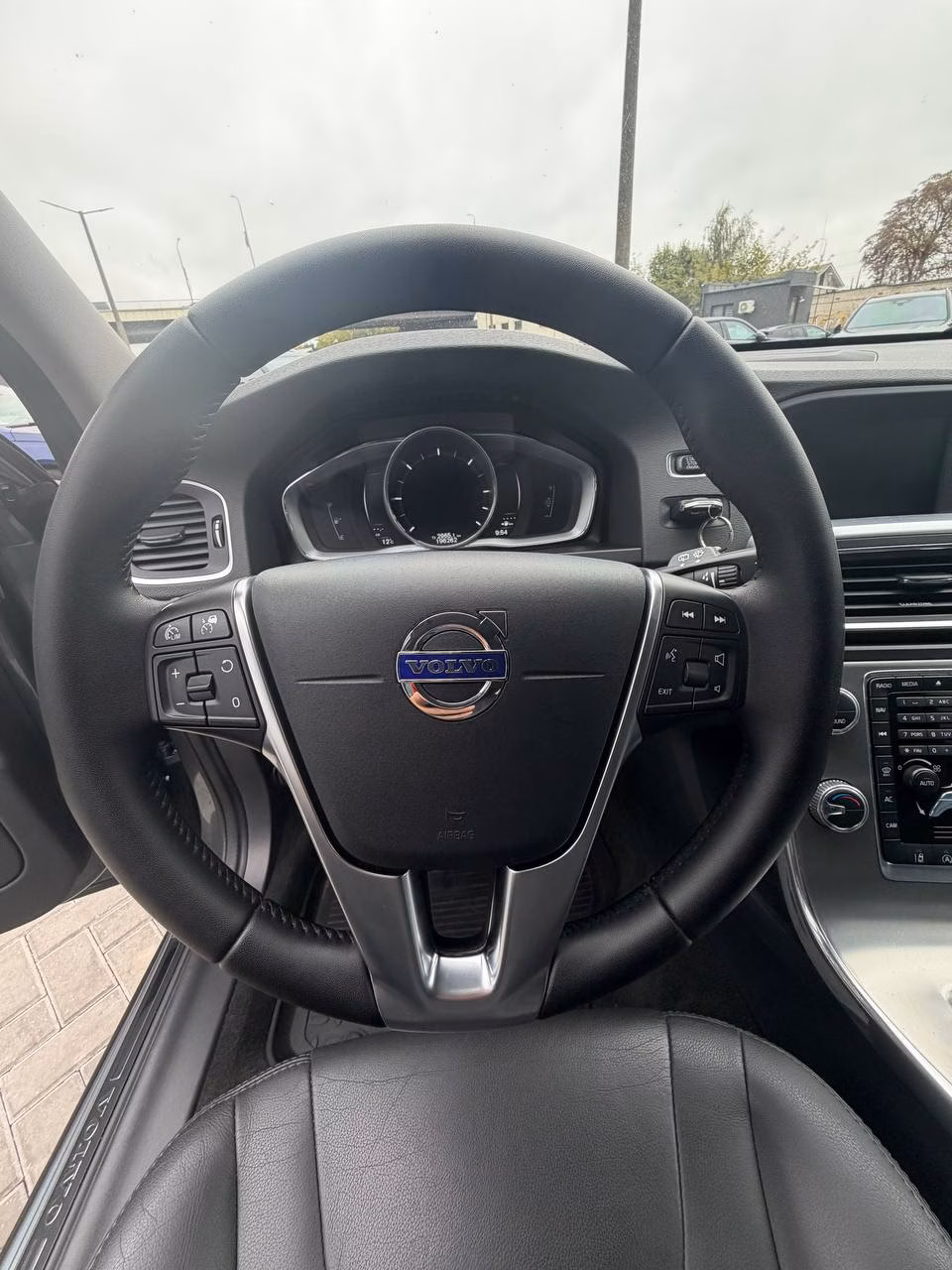 Volvo V60 Cross Country фото 11