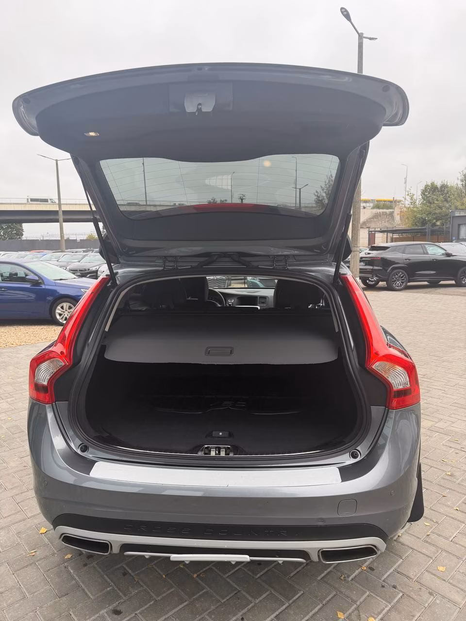 Volvo V60 Cross Country фото 13