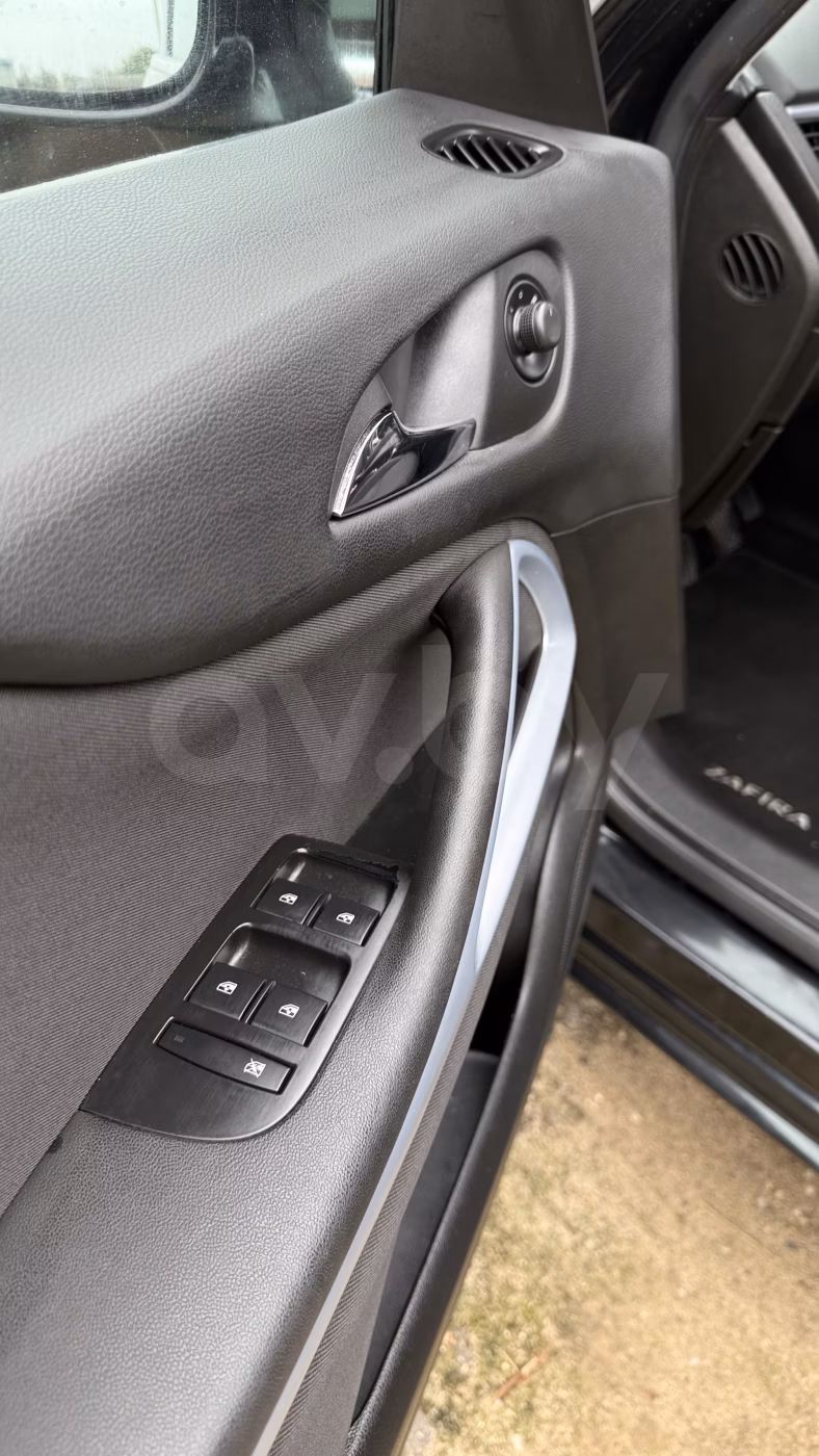 Opel Zafira фото 11