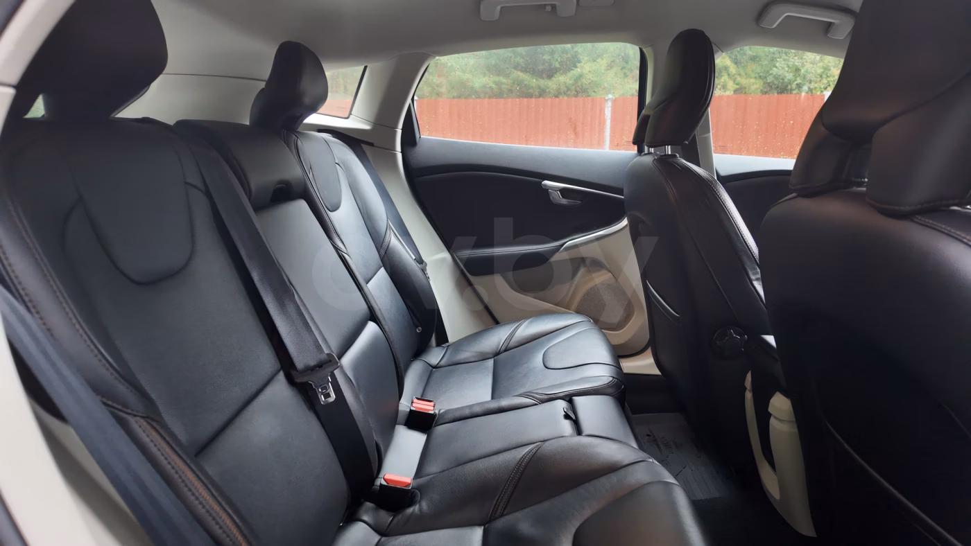 Volvo V40 Cross Country фото 10