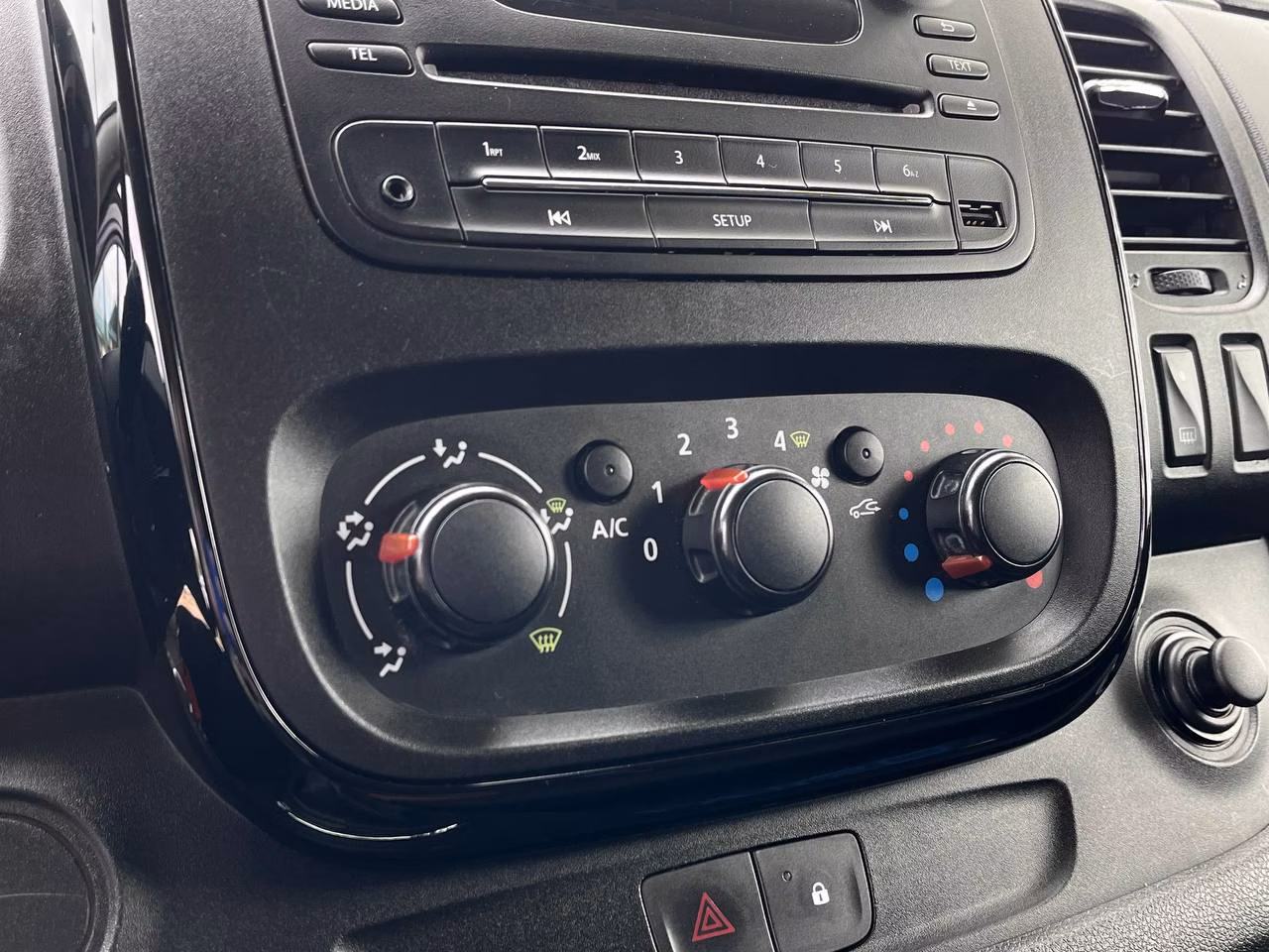 Opel Vivaro фото 14