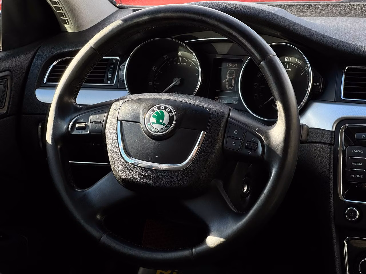 Skoda Superb фото 12