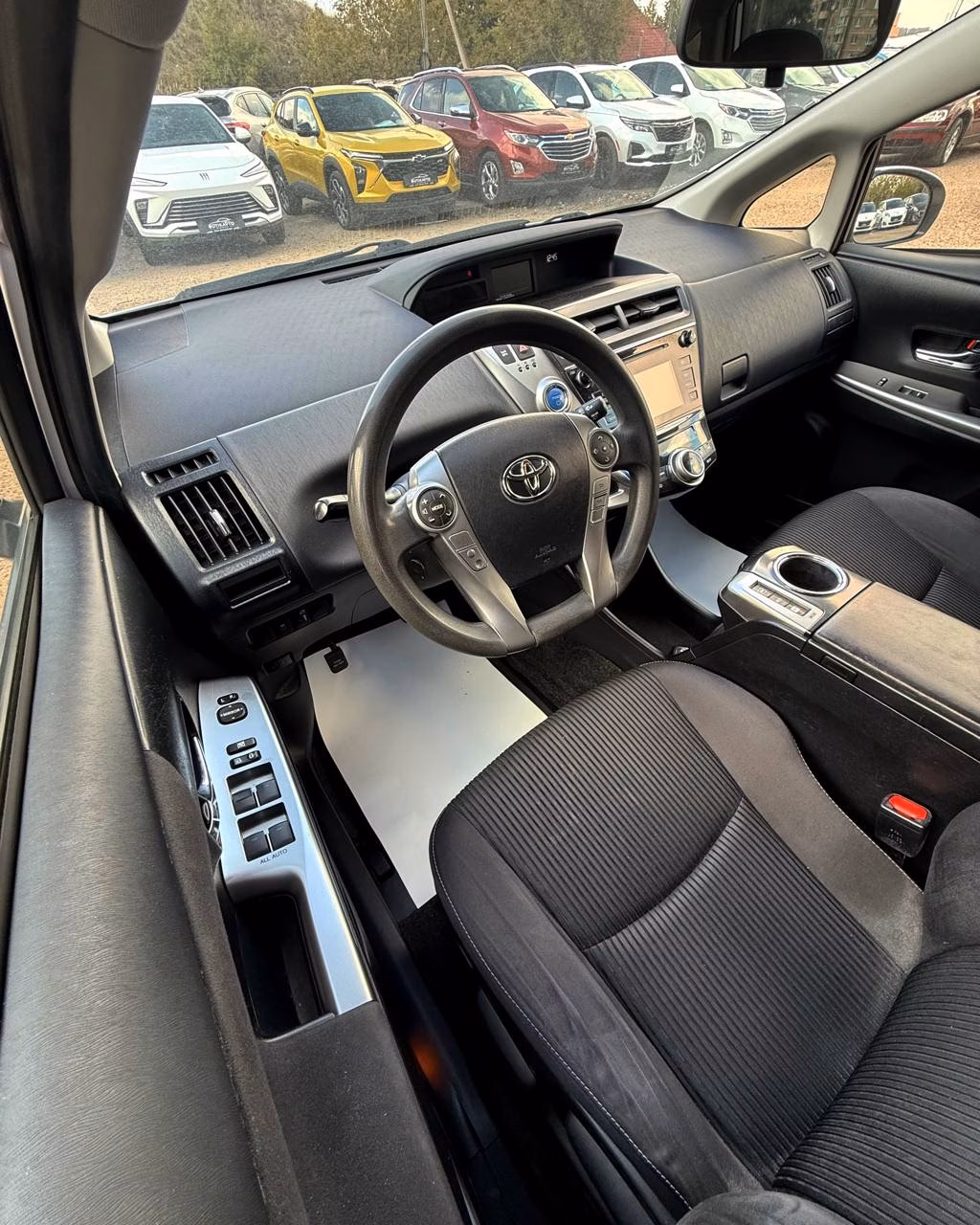 Toyota Prius V(+) фото 9
