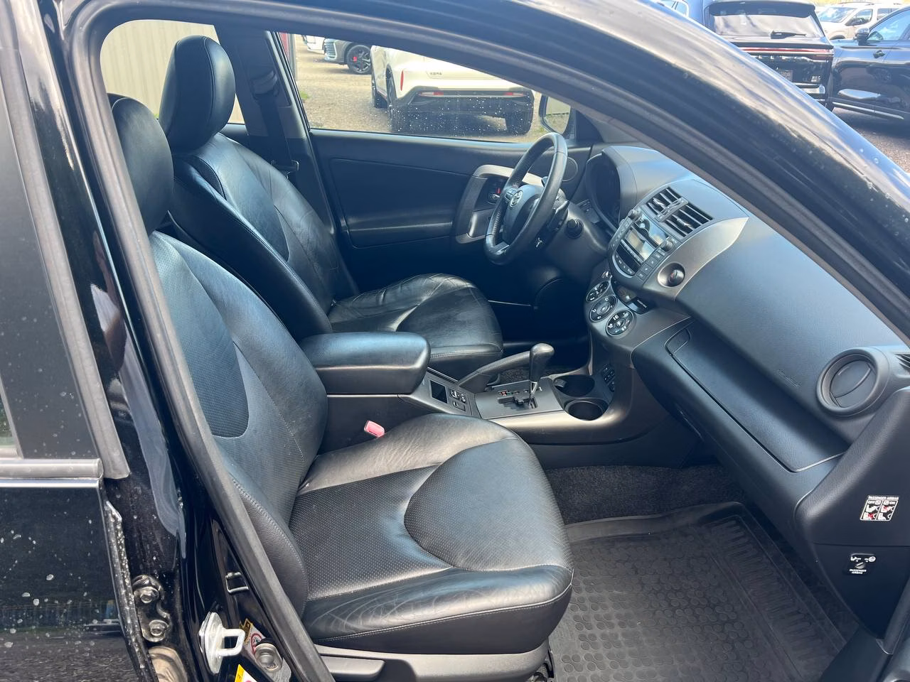 Toyota RAV4 фото 12