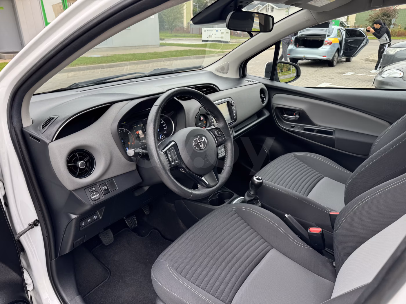 Toyota Yaris фото 9