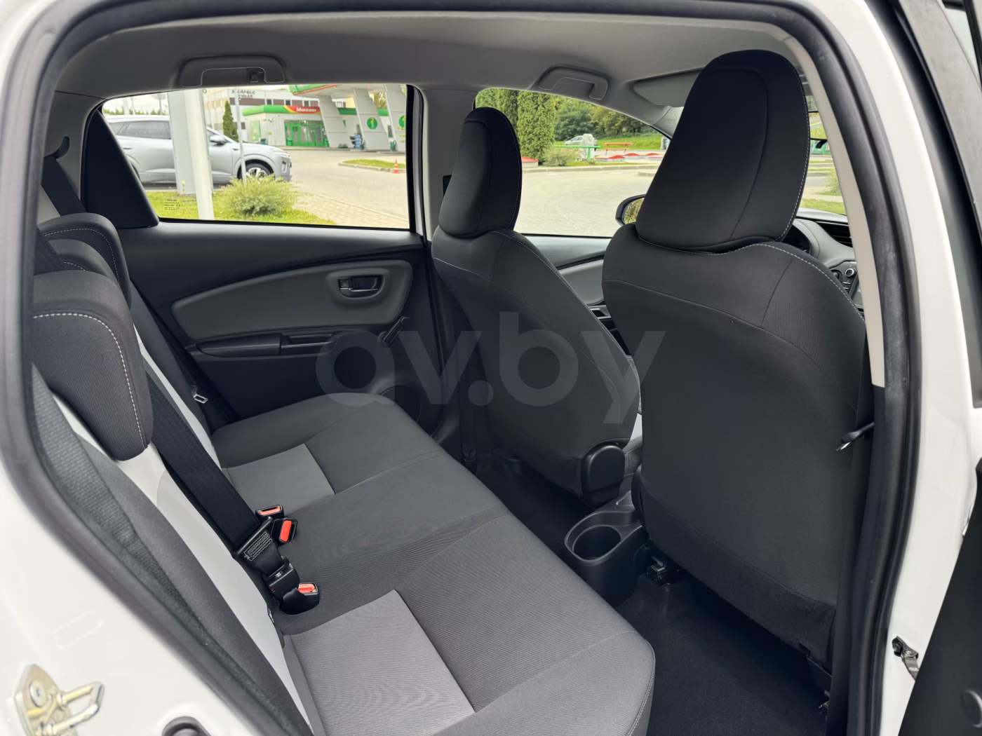 Toyota Yaris фото 13