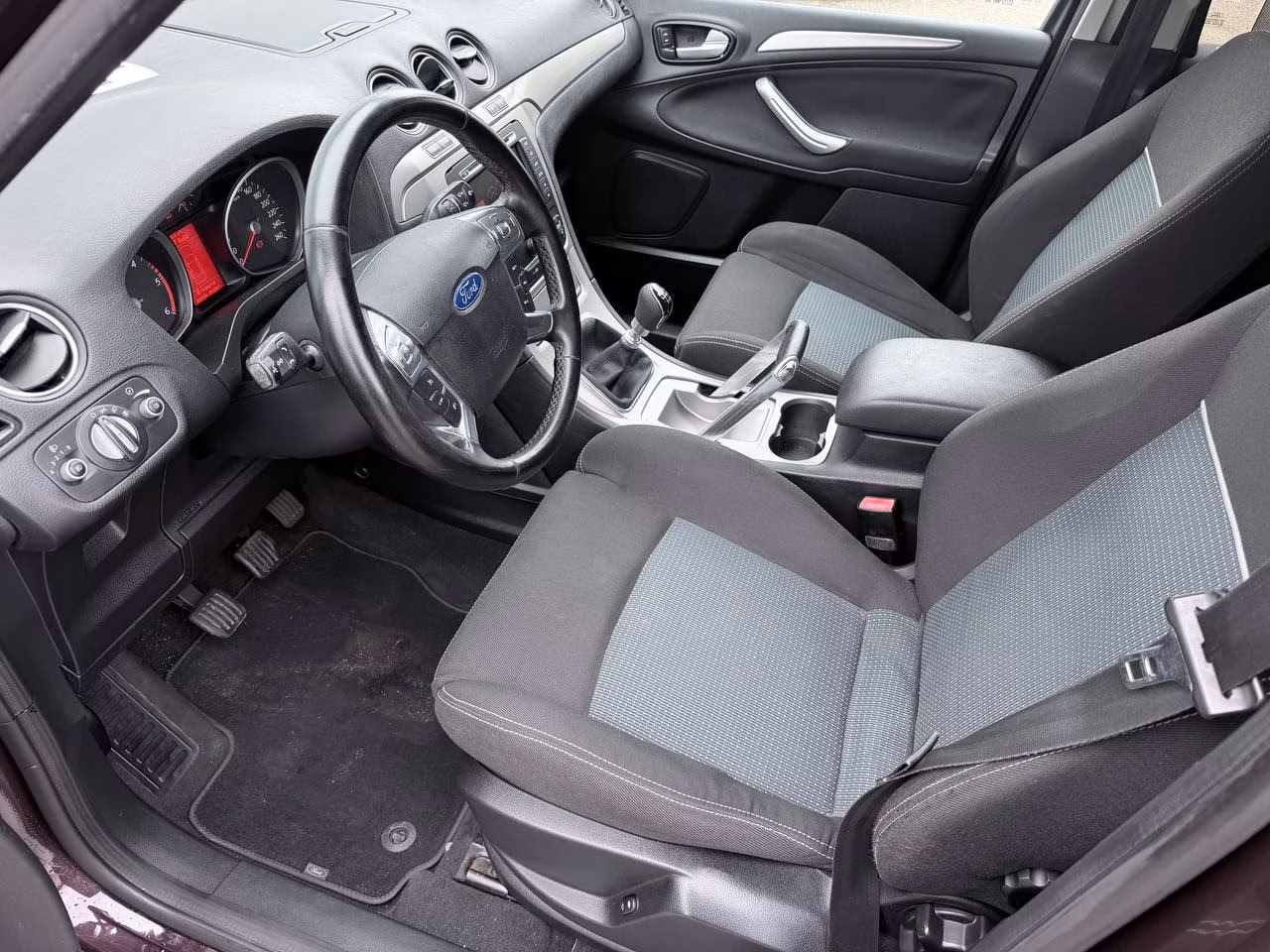 Ford S-MAX фото 8