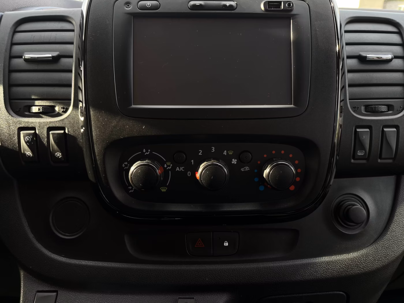 Opel Vivaro фото 18