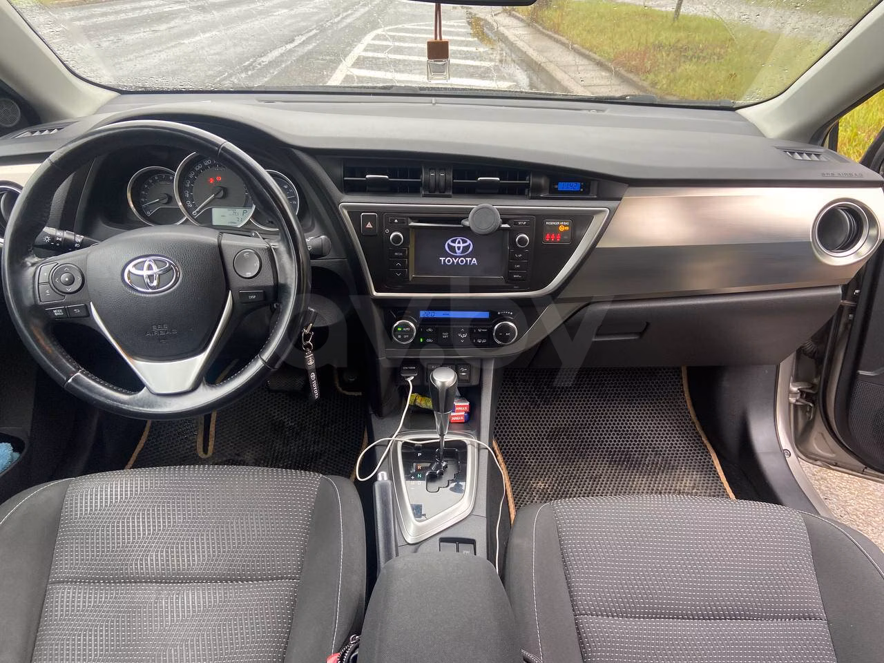 Toyota Auris фото 13