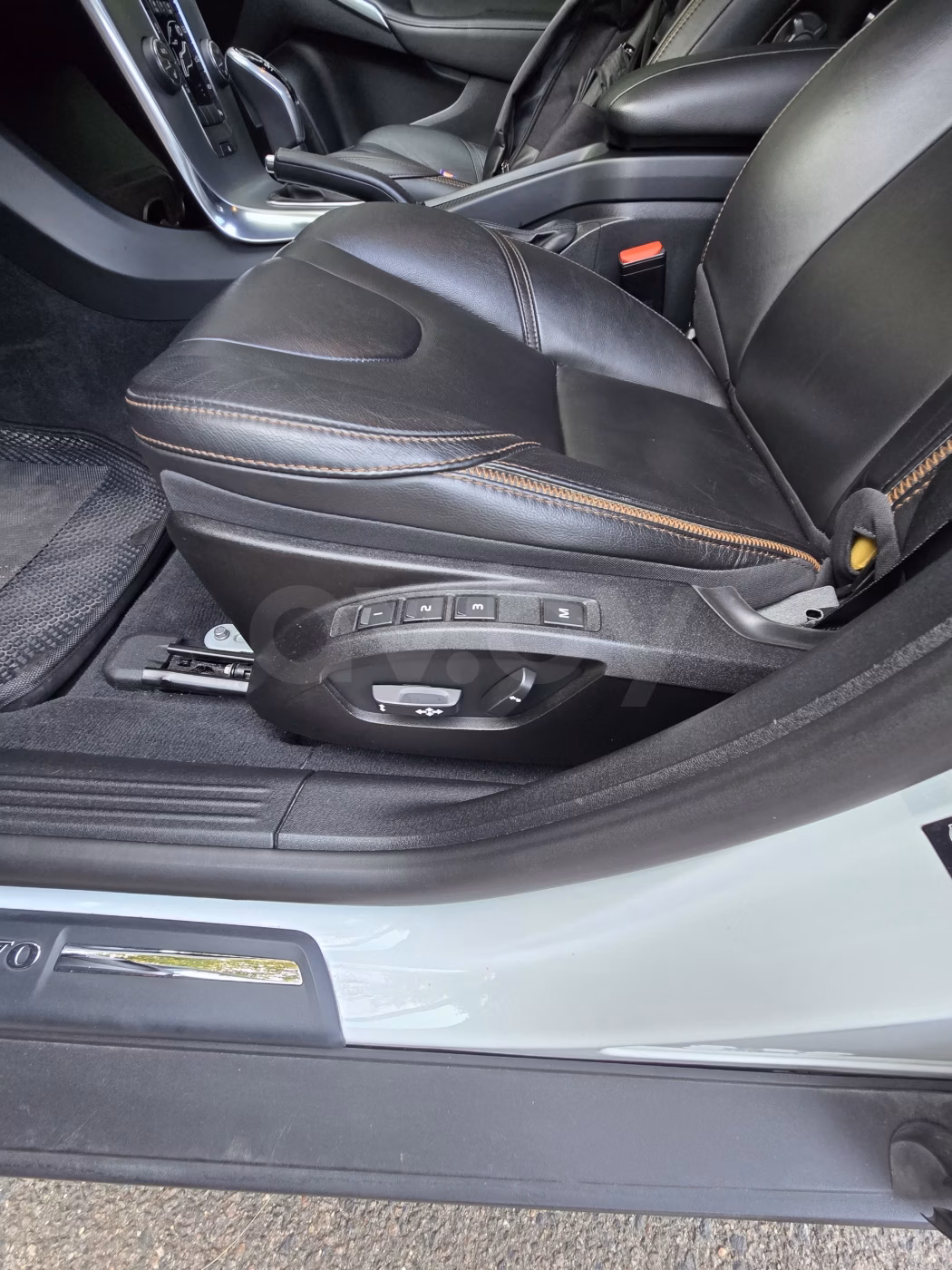 Volvo V40 Cross Country фото 16