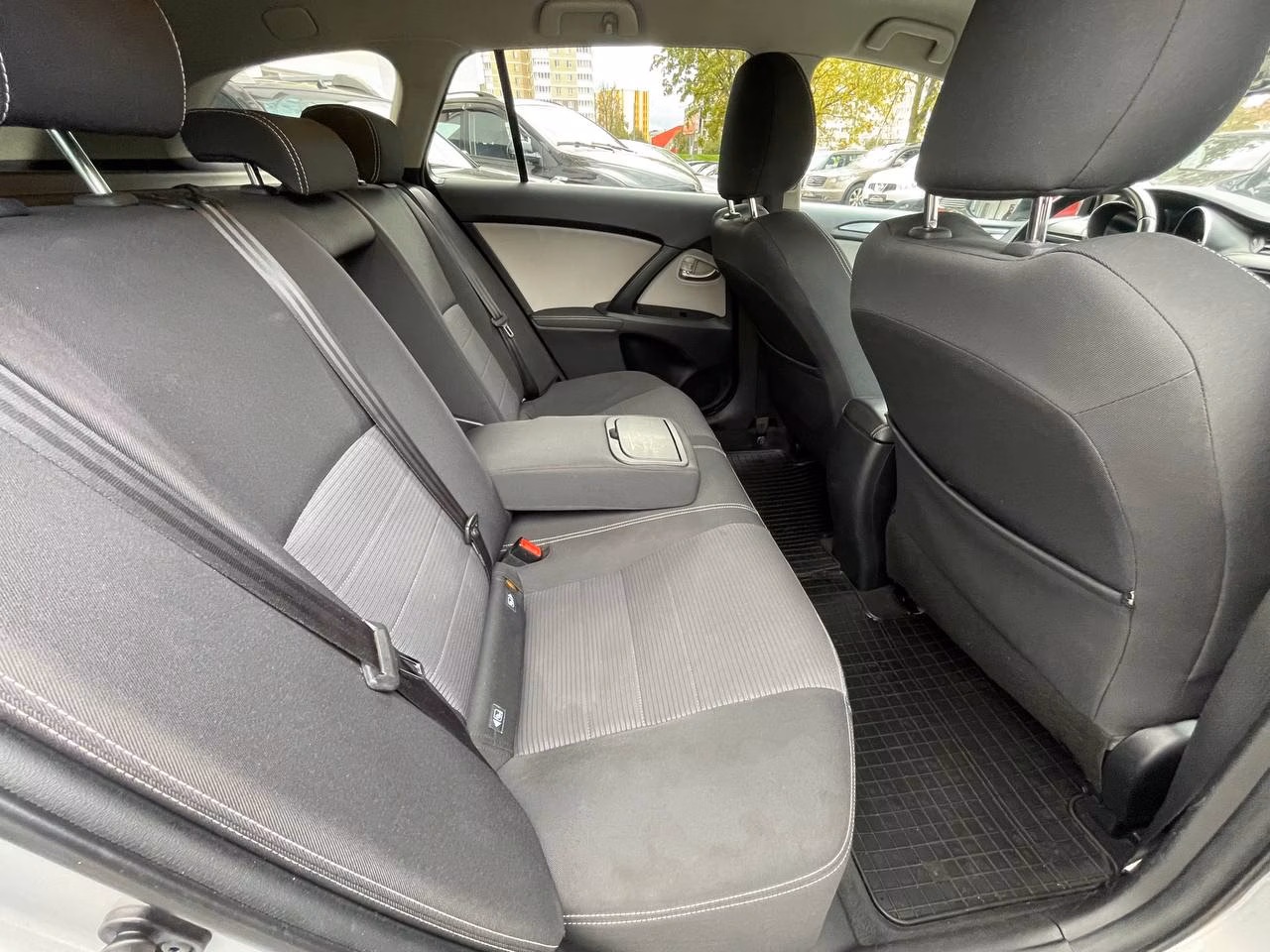 Toyota Avensis фото 9