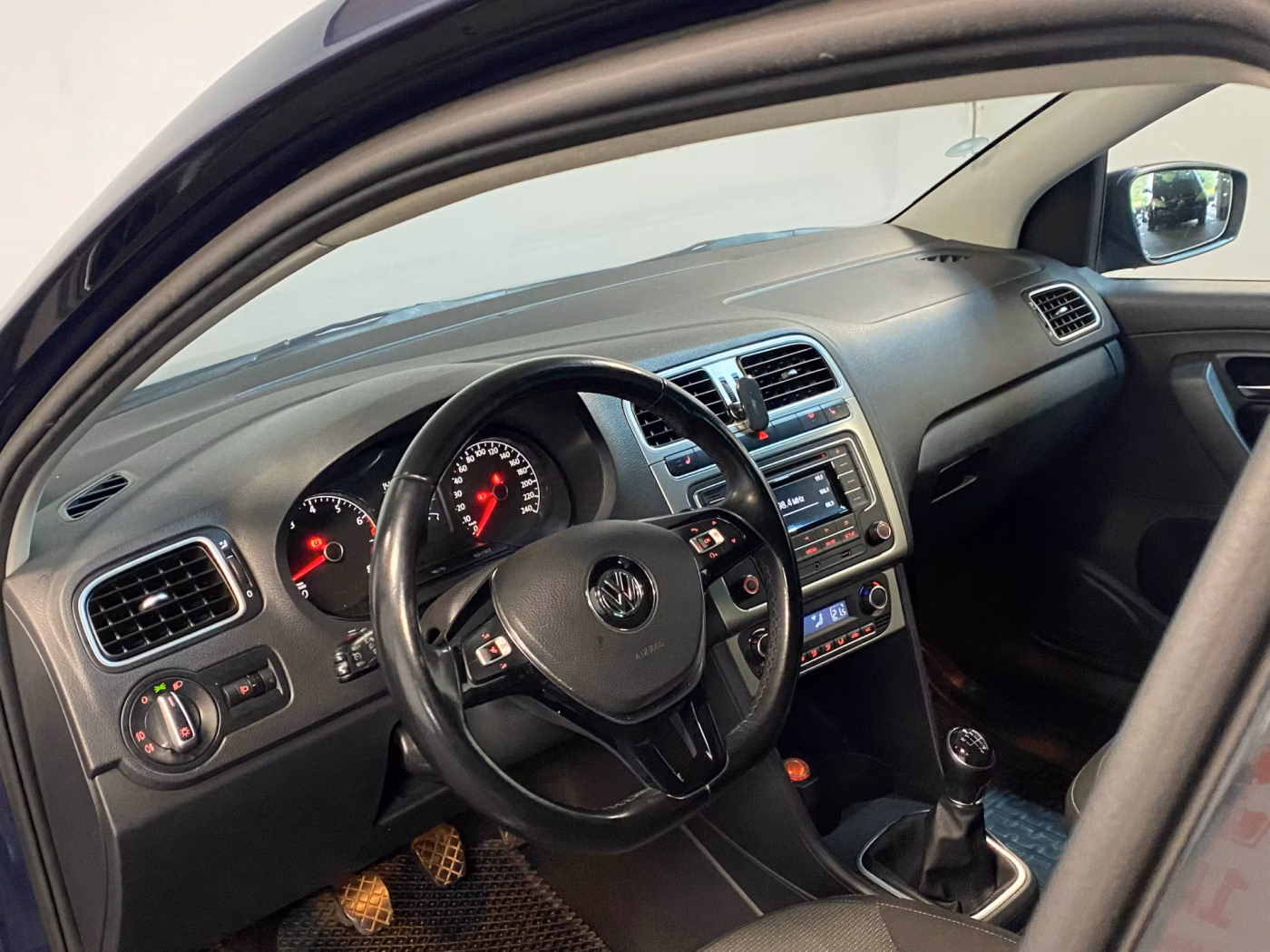 Volkswagen Polo Sedan фото 7