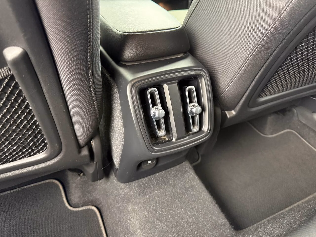 Volvo XC40 фото 16