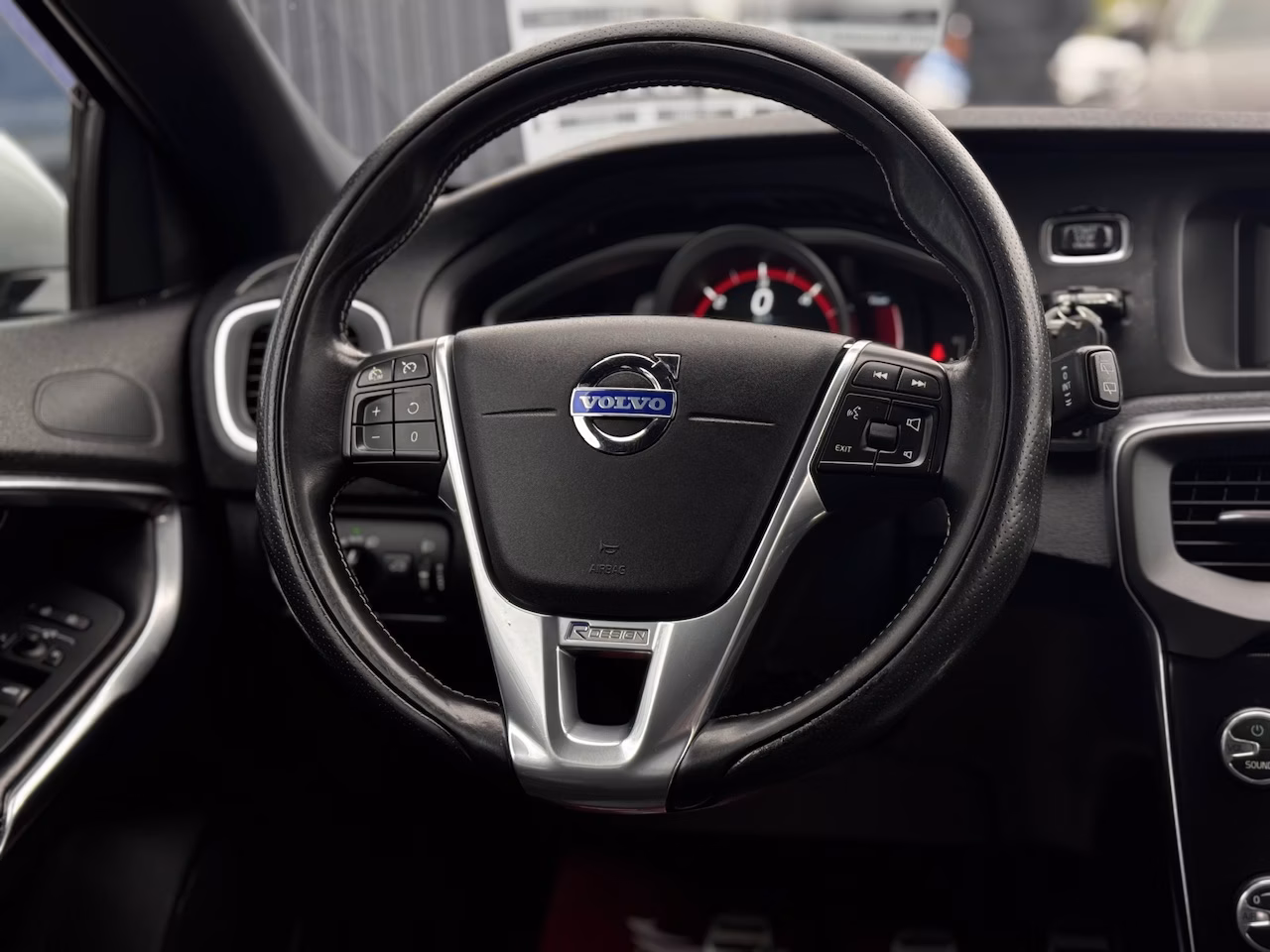 Volvo V40 фото 13