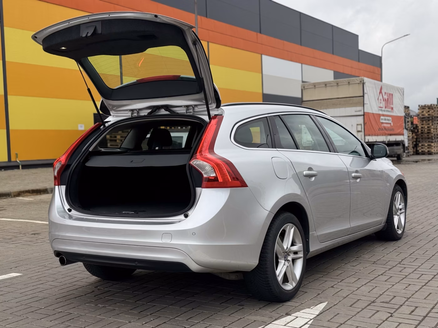 Volvo V60 фото 12