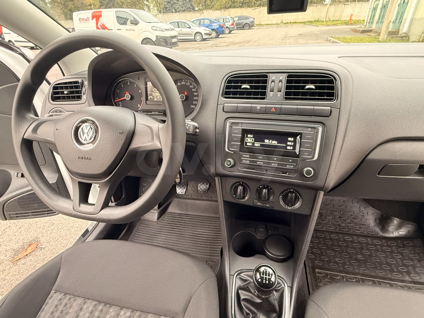 Volkswagen Polo Sedan фото 18