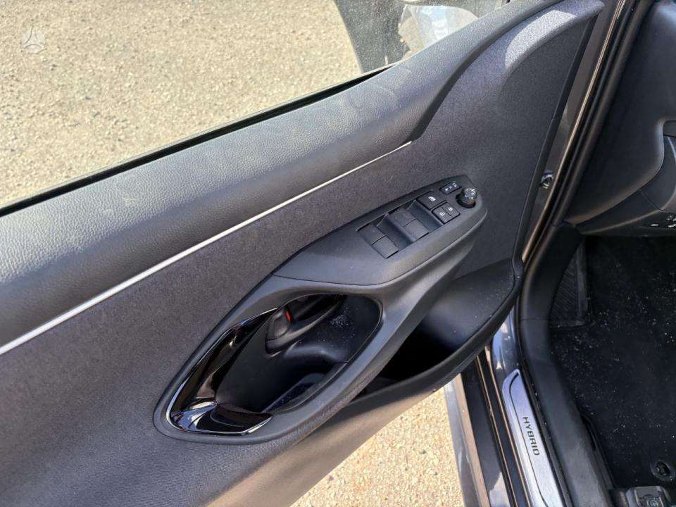Toyota Yaris фото 12