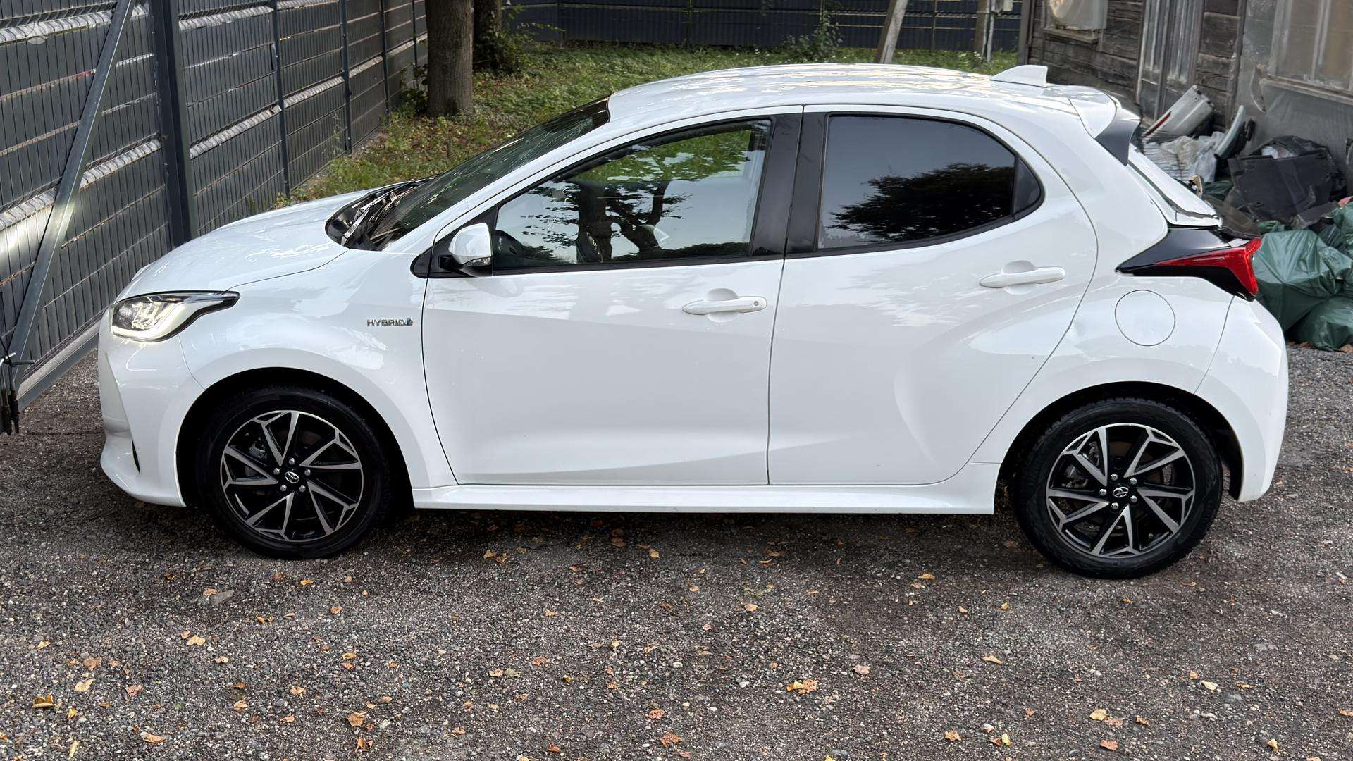 Toyota Yaris фото 8