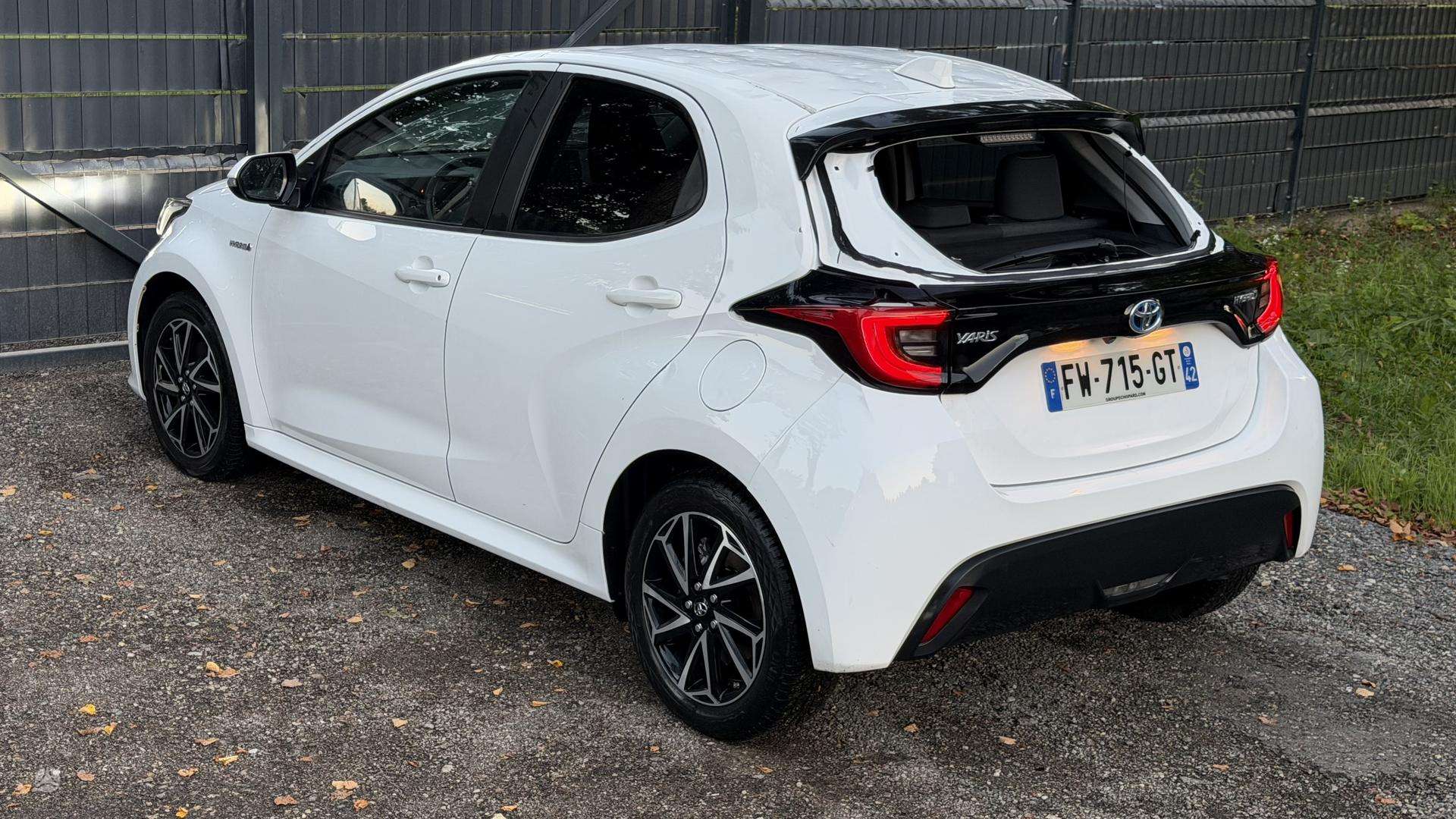 Toyota Yaris фото 15