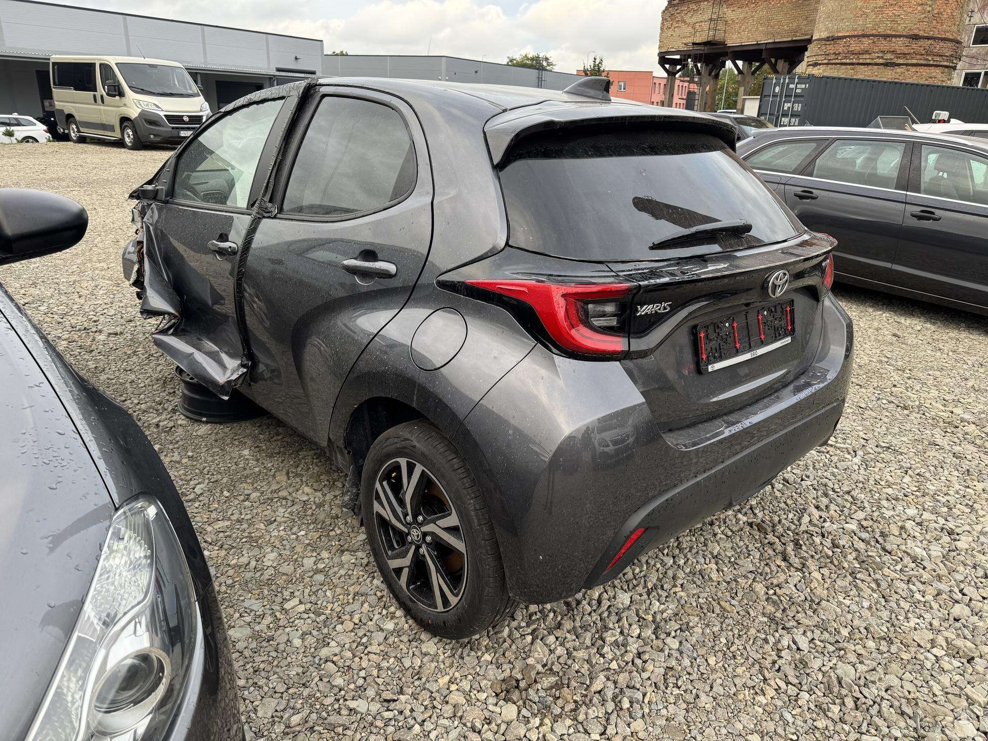 Toyota Yaris фото 5