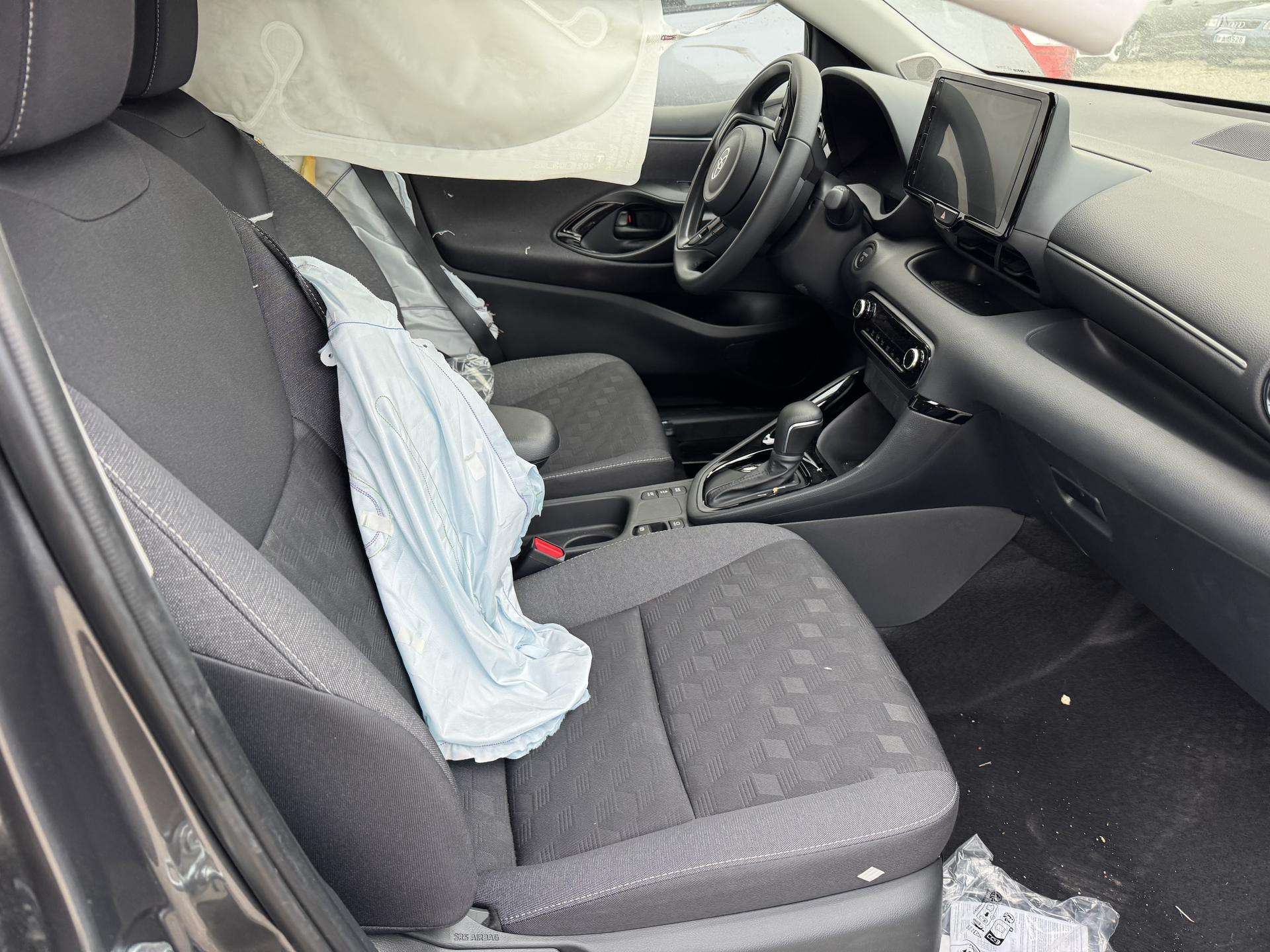 Toyota Yaris фото 10
