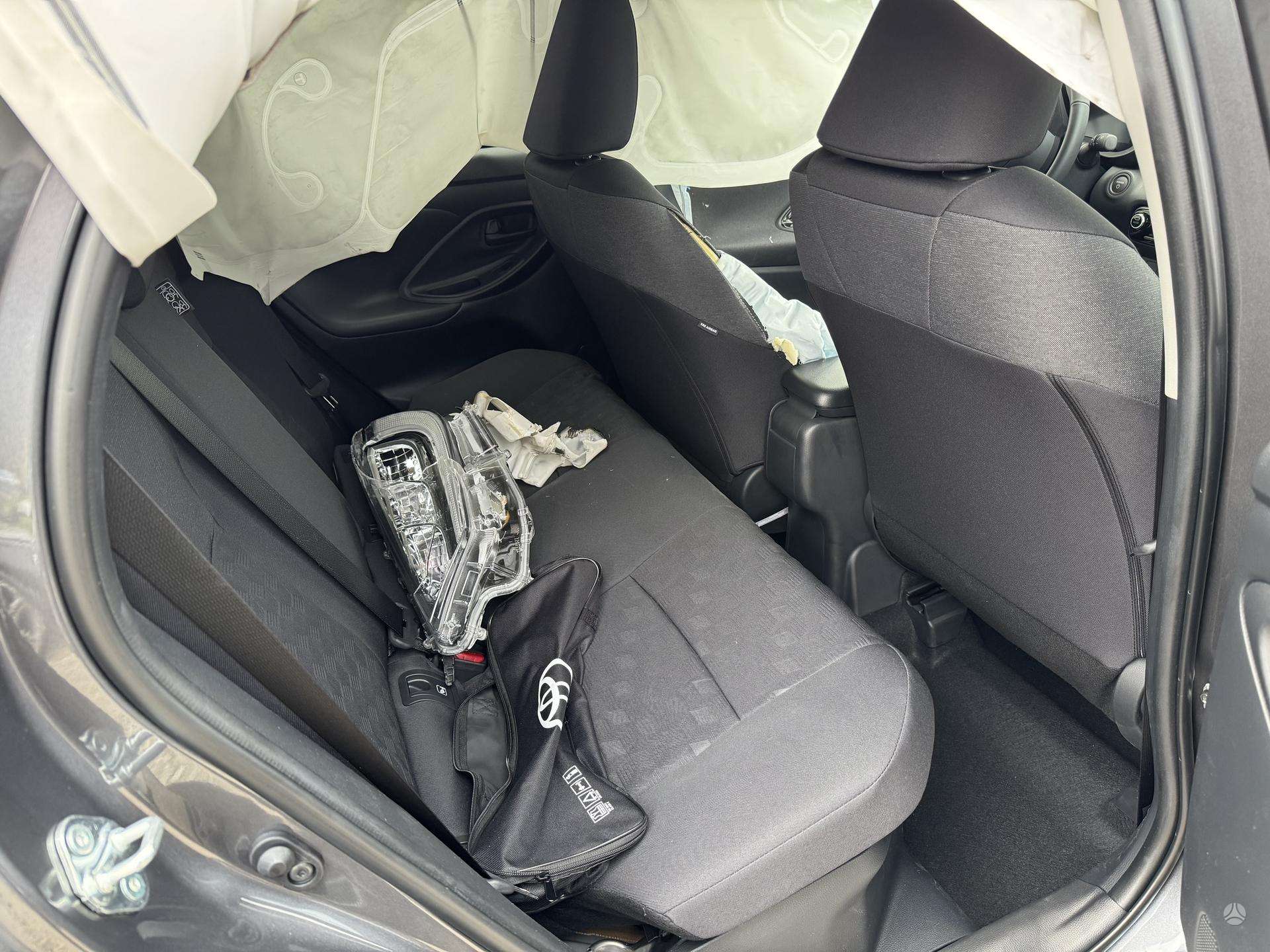 Toyota Yaris фото 12