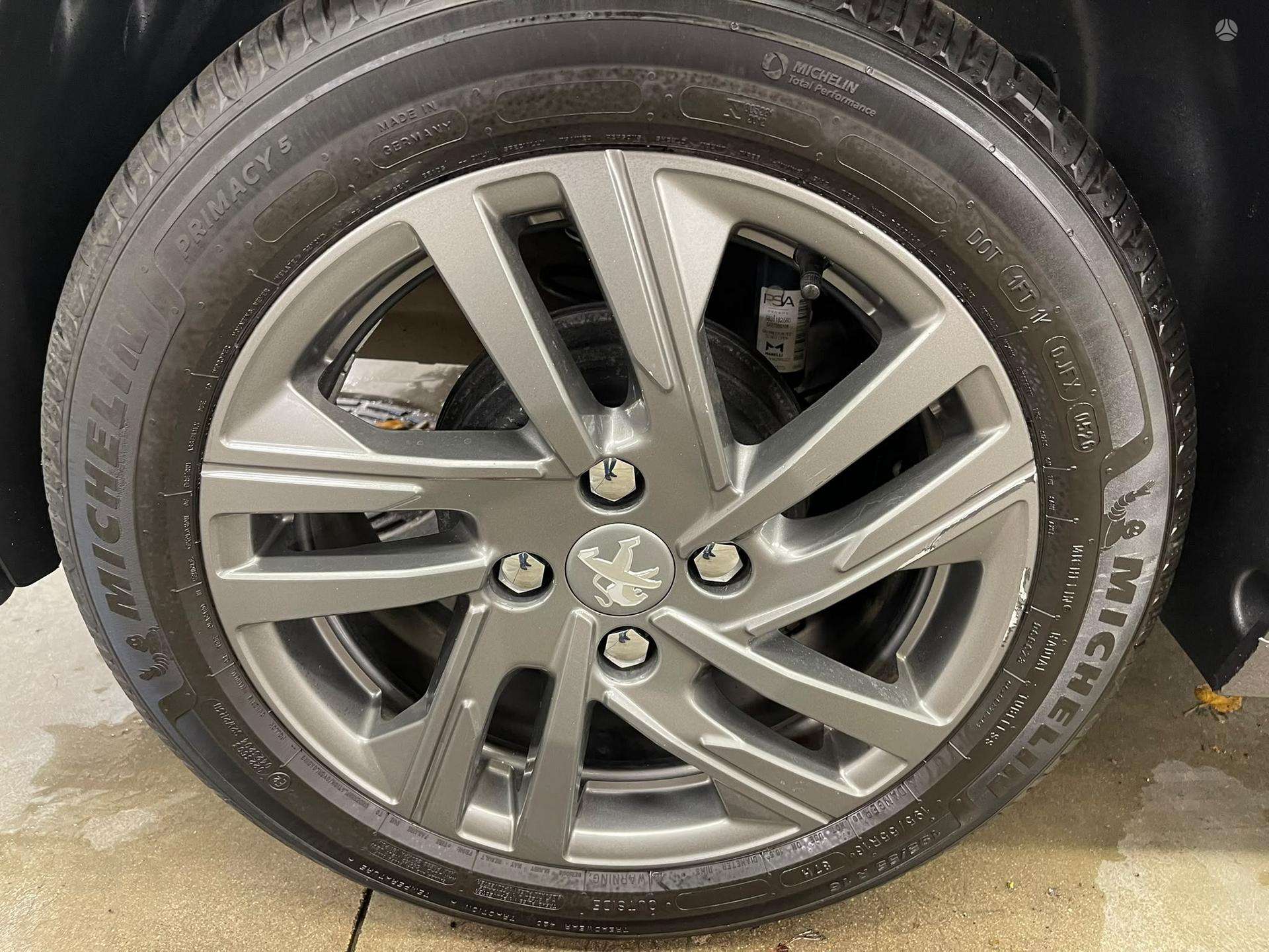 Peugeot 208 фото 15