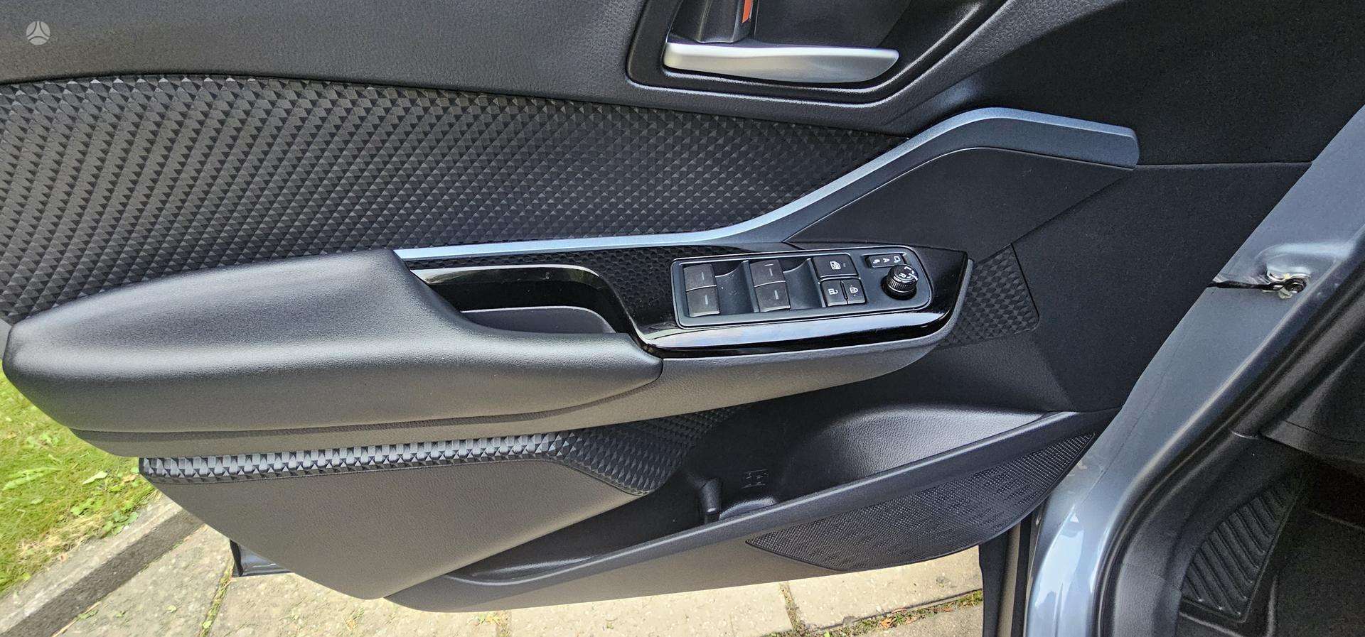 Toyota C-HR фото 12