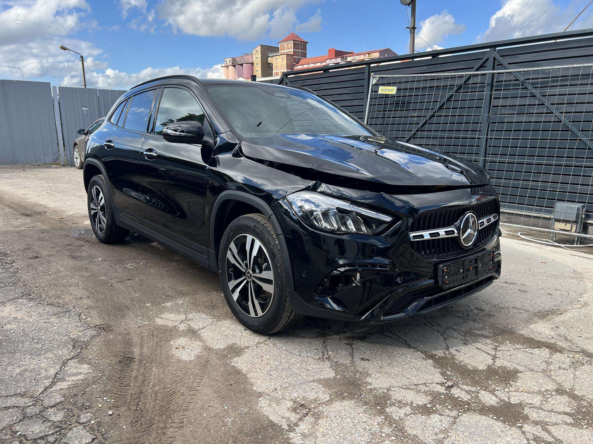 Mercedes-Benz GLA180 фото 2