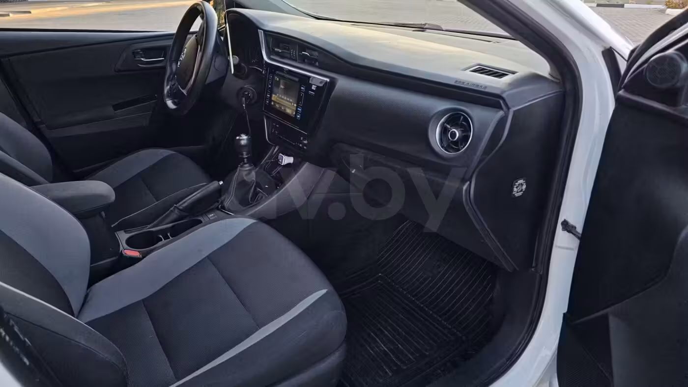 Toyota Auris фото 7