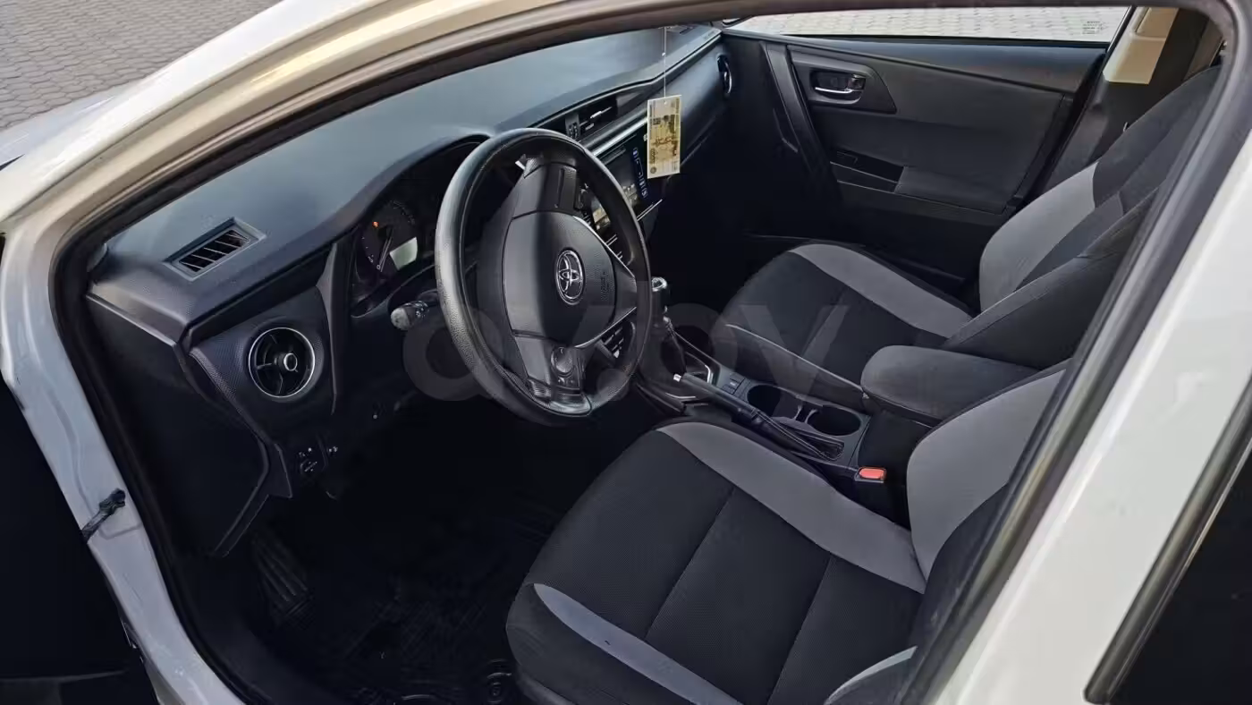 Toyota Auris фото 11