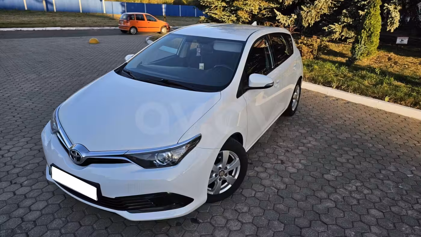Toyota Auris фото 2