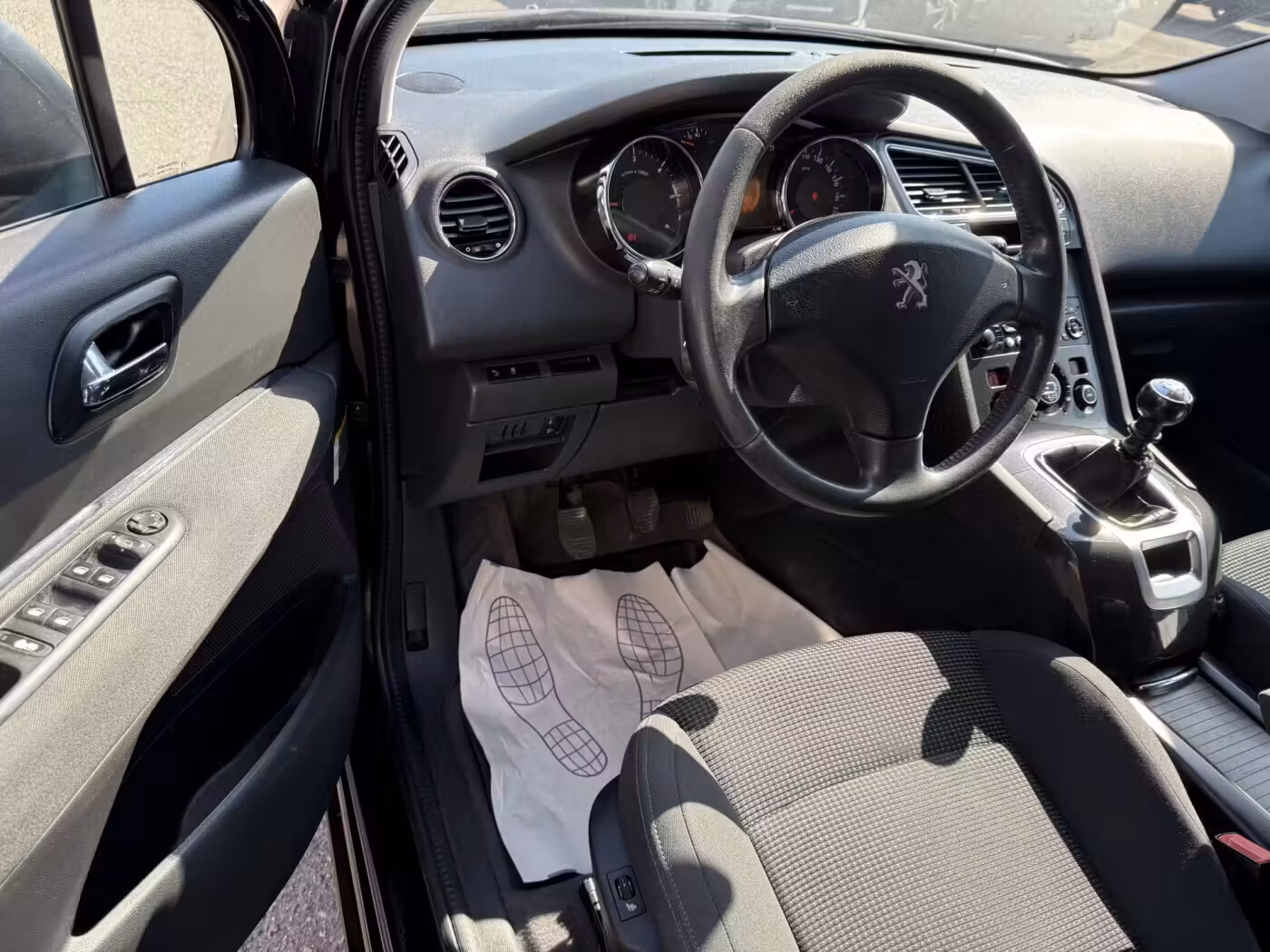 Peugeot 5008 фото 9