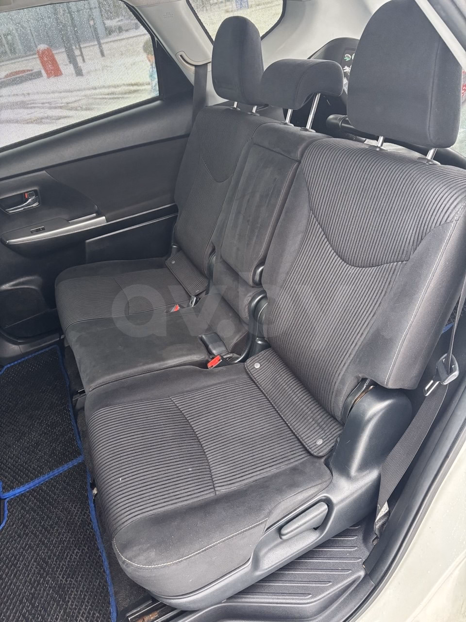 Toyota Prius V(+) фото 8