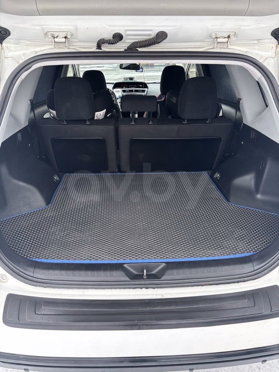 Toyota Prius V(+) фото 10