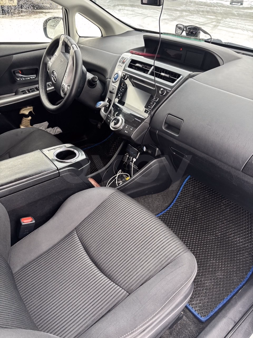 Toyota Prius V(+) фото 4