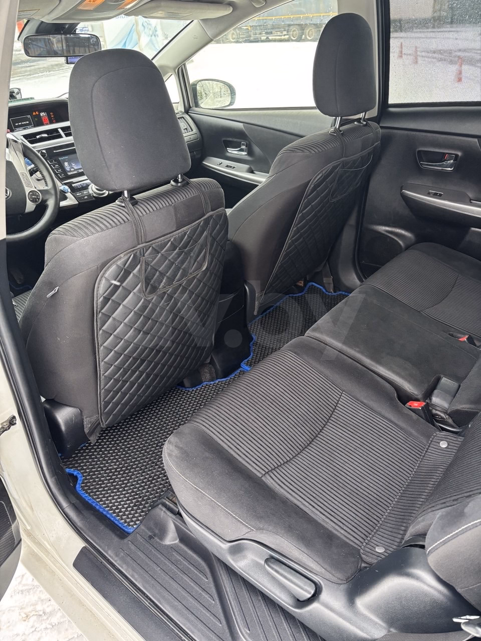 Toyota Prius V(+) фото 9