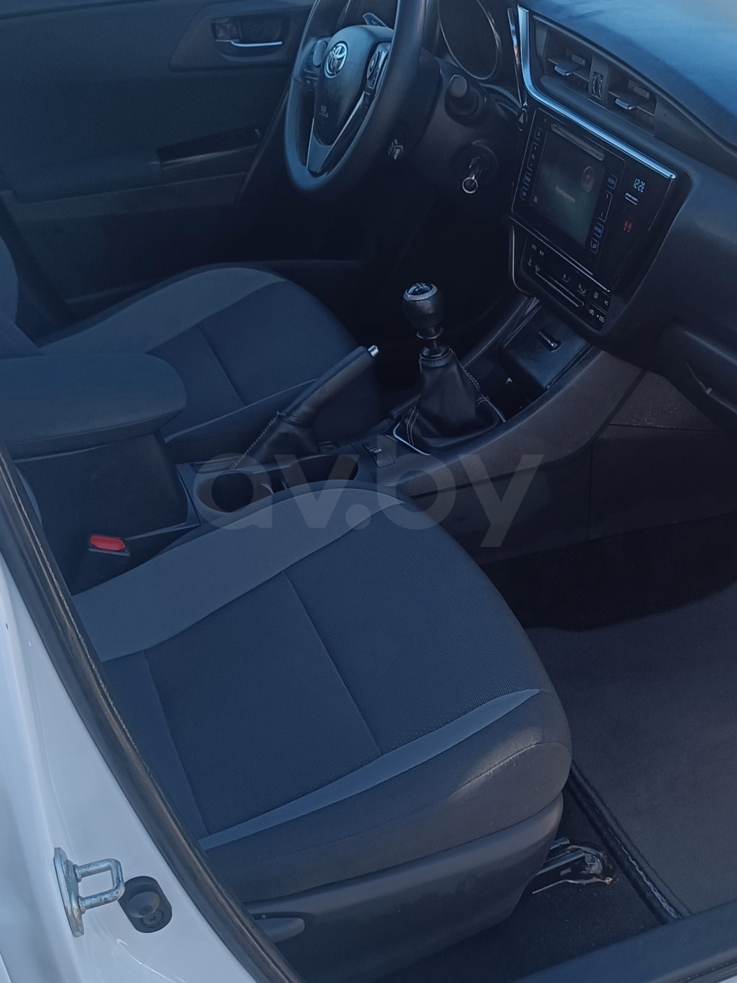 Toyota Auris фото 10