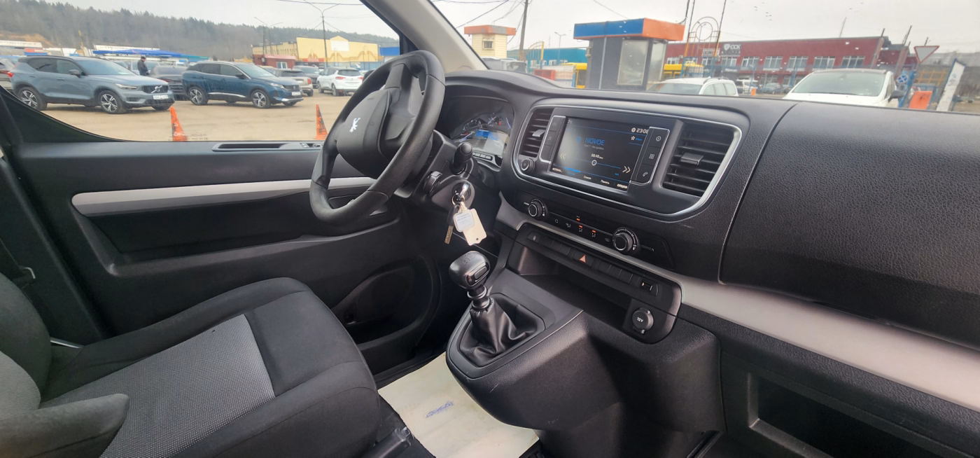 Peugeot Traveller фото 6