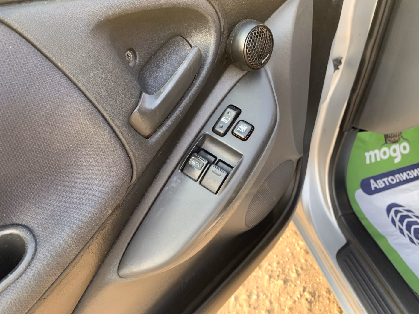 Toyota Yaris фото 12