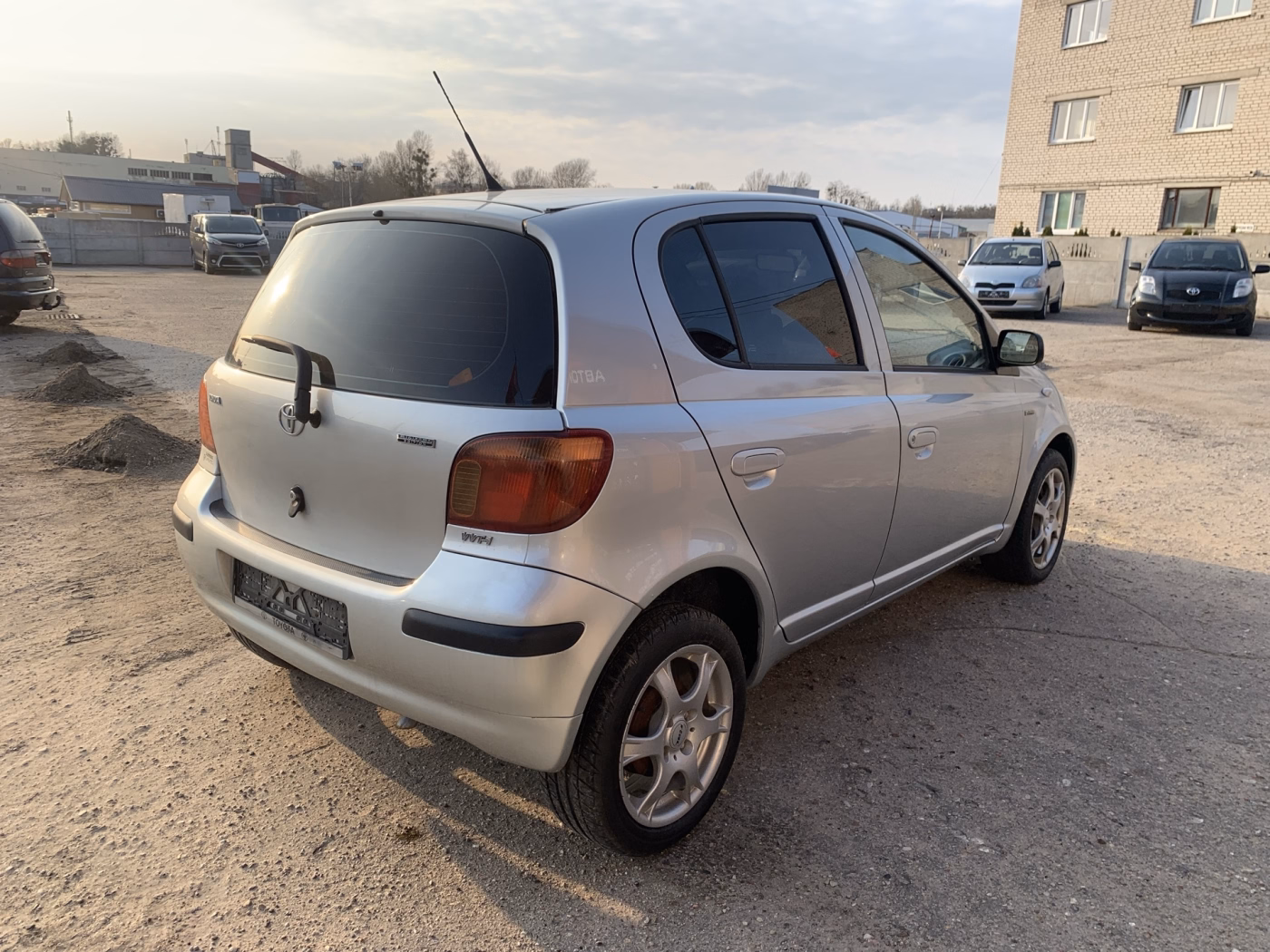 Toyota Yaris фото 4